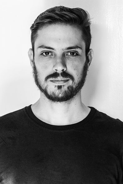Entrevista - Tiago J. | Loc On Demand Tiago JotA Locutor | Hoje sou locutor e sou padeiro também. Já trabalhei com publicidade, já trabalhei como ator. Durante um ano atuei em Malhação e fiz algumas peças de teatro. De tudo um pouco, fui misturando, mas o que gosto mesmo hoje é de usar a voz pra trabalhar.