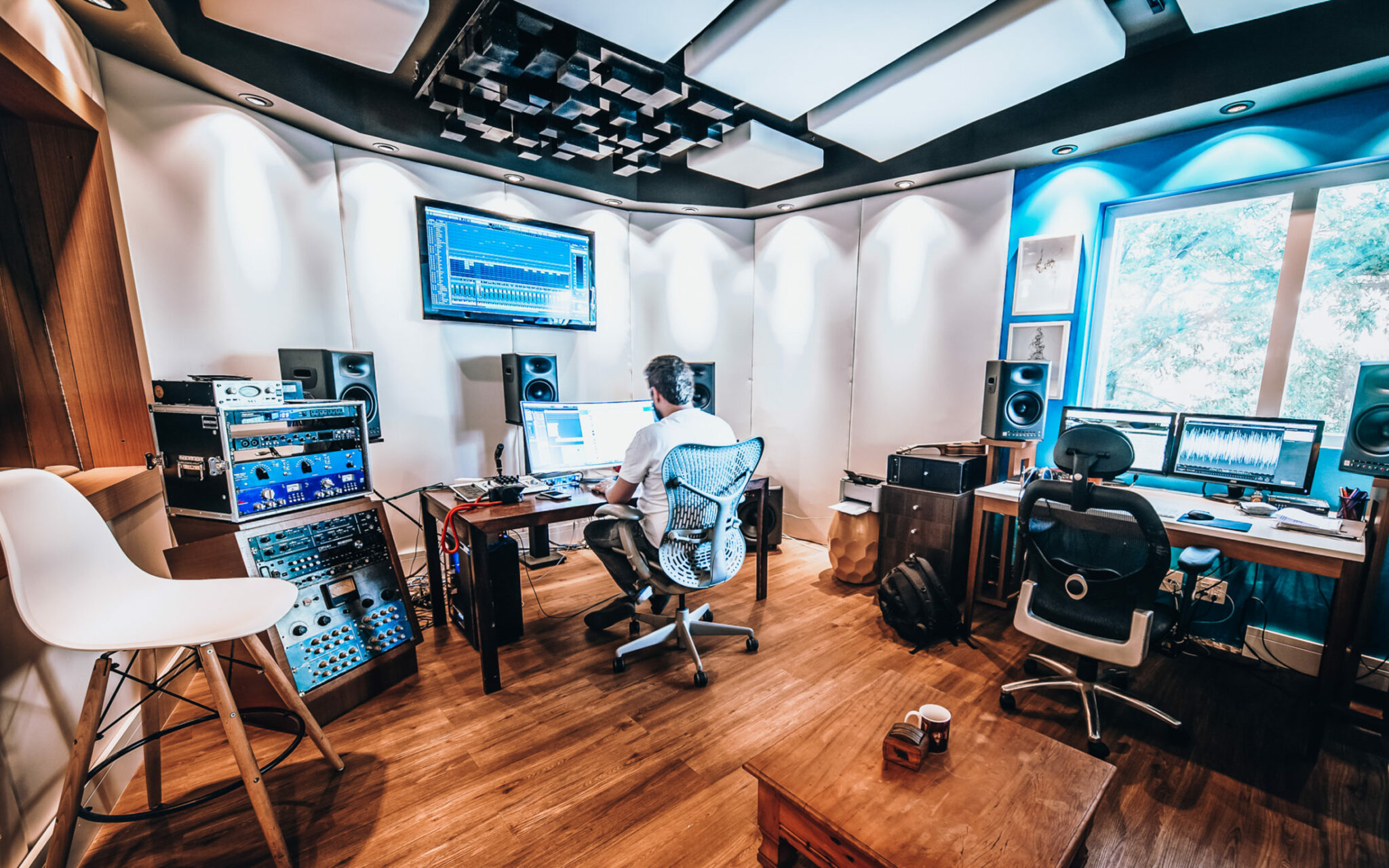 Os benefícios que uma agência de locução traz ao procurar o locutor certo para o seu projeto. | Loc On Demand Estudio C 1 e1584543764847 | No nosso mundo digital e online, a experiência sensorial que as agências de locução provém é sem preço. A especialidade da agência é cobrir todo o processo de locução – desde a gravação até a técnica de pós-produção e também na procura do locutor certo para você. Tanto para empresas online e de entretenimento, quanto para aqueles com uma mídia mais tradicional, os locutores estão em grande demanda. Encontrar o melhor locutor para as suas necessidades requer uma ampla pesquisa, o que pode ser um pouco confuso. Uma vez que você encontrou o locutor, você também precisa saber como gravar a voz de forma eficaz.