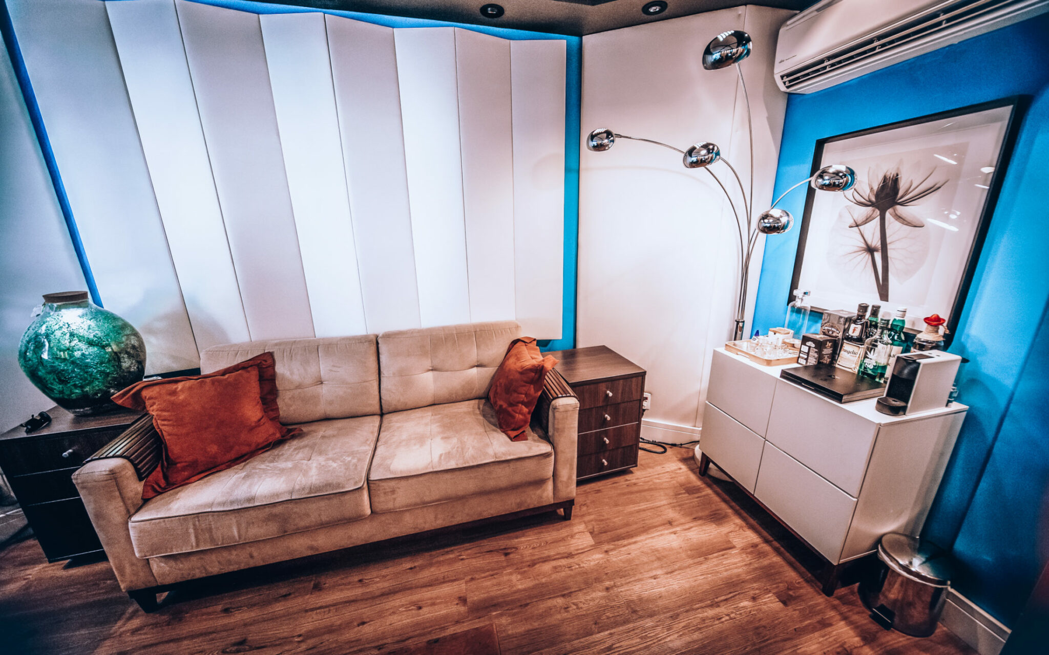 Os benefícios que uma agência de locução traz ao procurar o locutor certo para o seu projeto. | Loc On Demand Estudio C 3 e1584543630226 | No nosso mundo digital e online, a experiência sensorial que as agências de locução provém é sem preço. A especialidade da agência é cobrir todo o processo de locução – desde a gravação até a técnica de pós-produção e também na procura do locutor certo para você. Tanto para empresas online e de entretenimento, quanto para aqueles com uma mídia mais tradicional, os locutores estão em grande demanda. Encontrar o melhor locutor para as suas necessidades requer uma ampla pesquisa, o que pode ser um pouco confuso. Uma vez que você encontrou o locutor, você também precisa saber como gravar a voz de forma eficaz.