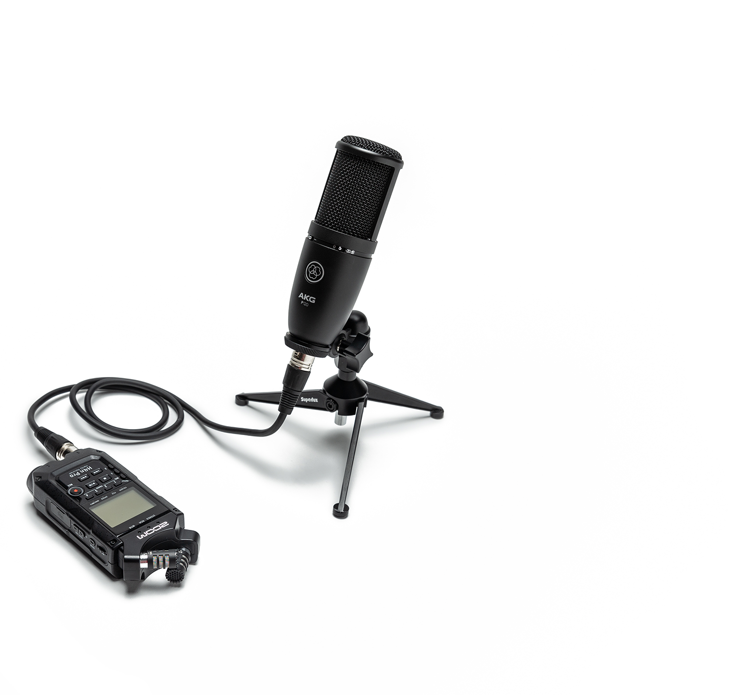 Kit Podcast Mic | Kit Remoto para Podcast Oferecemos um total de 7 kits para gravacões remotas de podcasts e vídeocasts. As maletas podem ser enviadas com facilidade até os participantes.  4 kits são voltados para gravação de áudio e vídeo, e 3 kits somente para áudio. Além do nosso treinamento personalizado através de vídeochamada, os kits acompanham um manual impresso e também disponibilizamos uma vídeoaula rápida e prática ensiando a operação. O AKG Perception 120 é um microfone condensador de construção sólida, o que garante um melhor desempenho e durabilidade. Possui um diafragma de alta qualidade proporcionando um som mais claro e preciso, além de duas chaves seletoras: com pre atenuação de 20dB e um filtro de baixas frequências. O Perception 120 é uma excelente opção para gravações em estudio e ao vivo. 